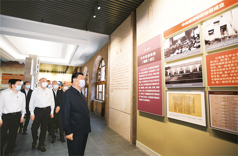 2021年9月13日至14日，中共中央總書記、國家主席、中央軍委主席習近平在陜西省榆林市考察。這是14日上午，習近平在中共綏德地委舊址考察。 新華社記者 李學(xué)仁/攝